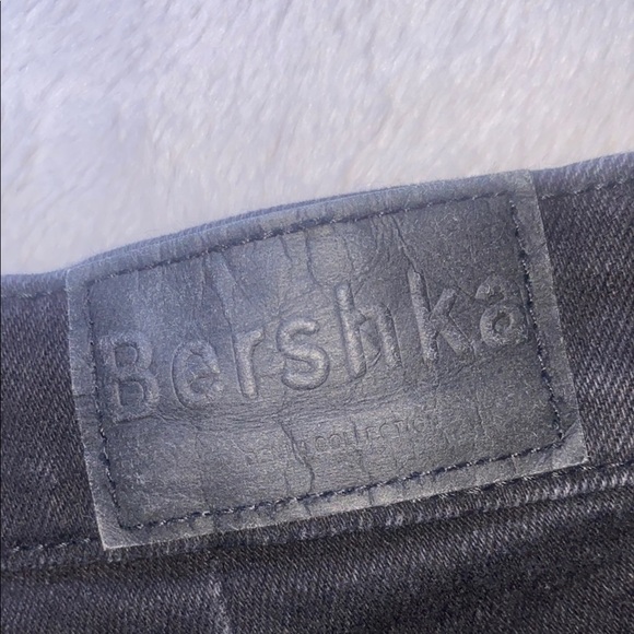 Bershka Black High-Waisted Jean Shorts Cuffed Hem - Picture 4 of 6